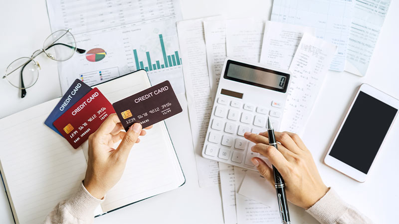 carte di credito e calcolatrice